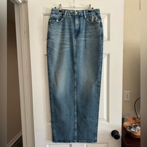 Good American light denim skirt